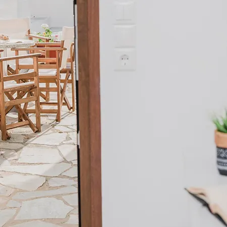 Petros & 2* Naxos City